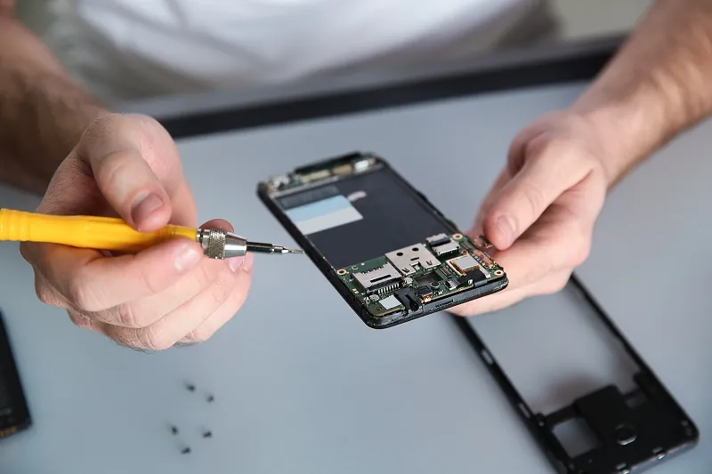 Technician replacing a cellphone screen